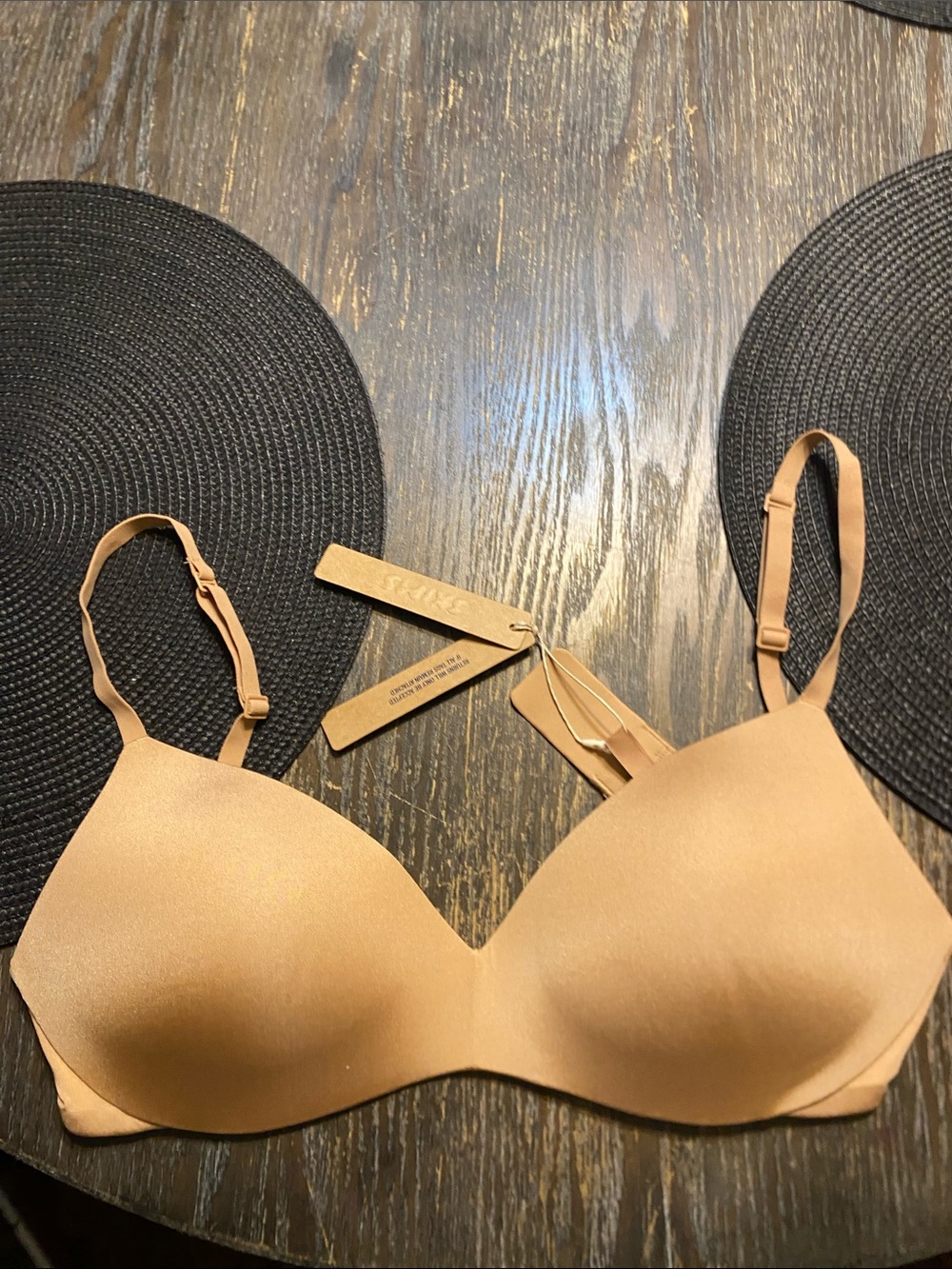SKIMS wireless form push up plunge Bra ochre 32C NWR creases in pad